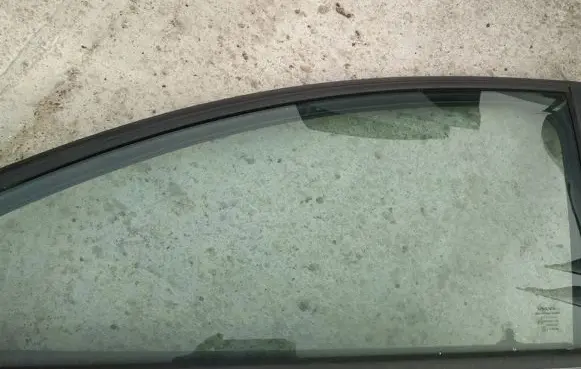 Volvo V50 Front door window glass four-door