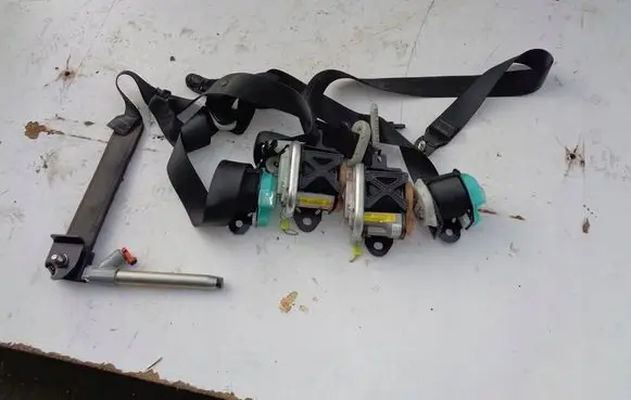 Nissan Note (E11) Front seatbelt 255541F525