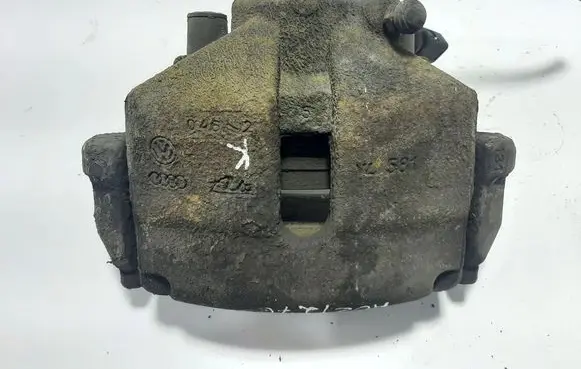 Volkswagen PASSAT B7 Front brake caliper 