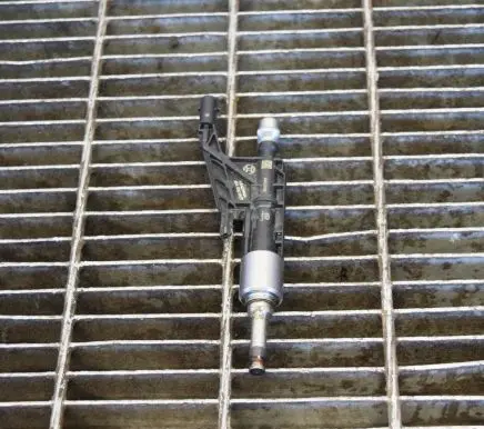 BMW 1 F20 F21 Fuel injector 7639990 0261500539