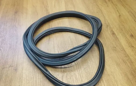 Porsche Macan (95B) Front door rubber seal 95B831721F