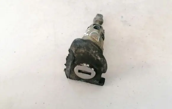 Volkswagen PASSAT B6 Front door lock (next to the handle) 