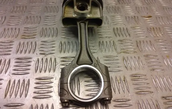 Alfa Romeo Stelvio Piston with connecting rod 52304181 AC3476