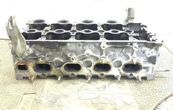 Peugeot 5008 Engine head 9688418110