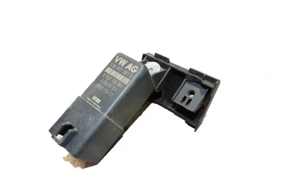 Volkswagen Caddy Glow plug pre-heat relay 038907281D