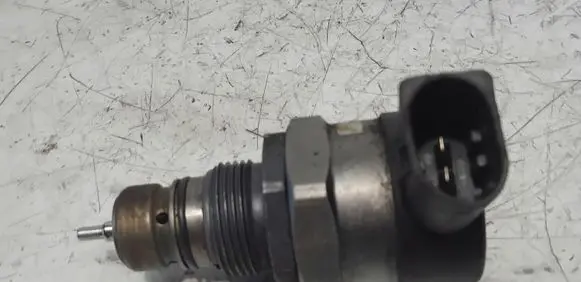 BMW 3 E46 Fuel pressure regulator 0281002481 30184390