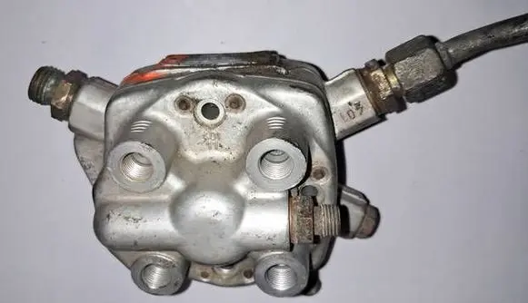 Mercedes-Benz E W124 Fuel distributor 0438101026