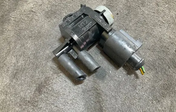 Volkswagen Golf VI Turbo solenoid valve 1K0906283A