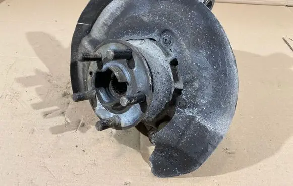 Land Rover Evoque I Front wheel hub spindle knuckle 28A83305