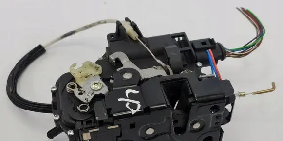 Porsche Boxster 986 Front door lock 117674102