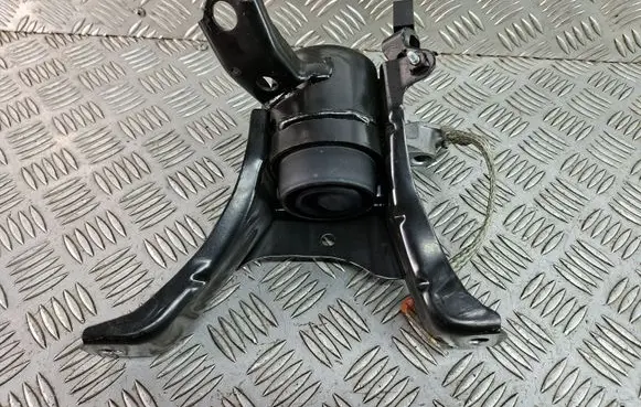 Toyota C-HR I Engine mount bracket