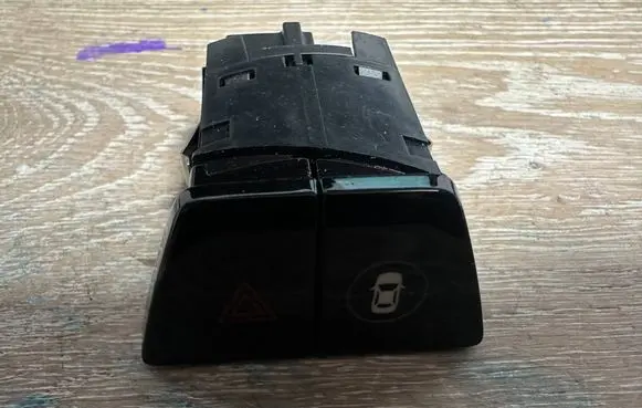 BMW 5 G30 G31 G38 Hazard light switch 6993047 3474320104 2C699304701