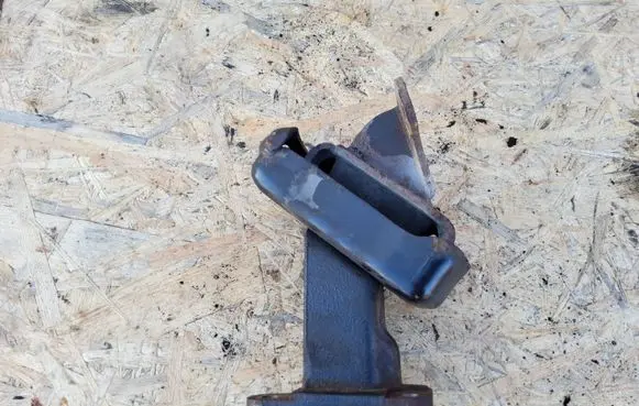 Engine mounting bracket