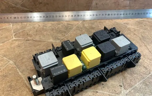 Mercedes-Benz ML W166 Fuse module A1669063801
