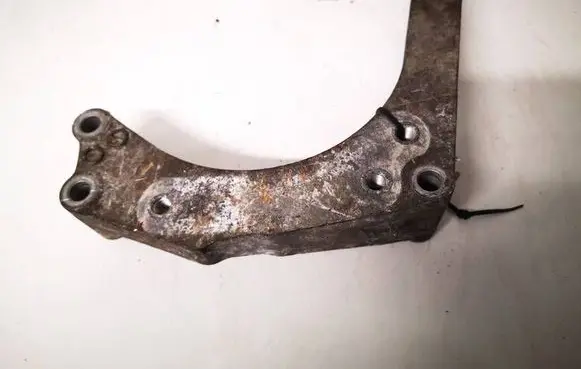 Subaru Outback Engine mounting bracket 