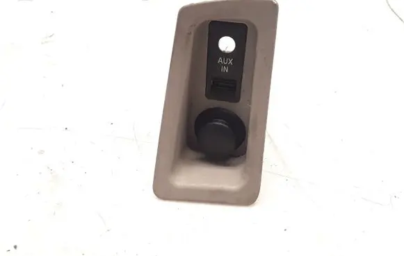 BMW 1 E81 E87 AUX in-socket connector 7132045 51167132045 9129651