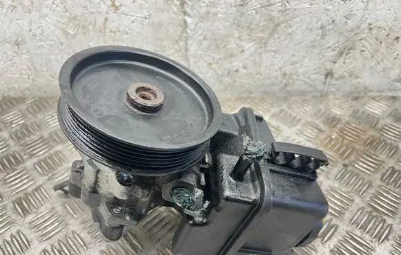 Mercedes-Benz Sprinter W906 Power steering pump A0064667801