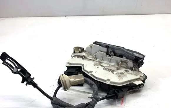 Volkswagen Golf VII Front door lock 5K1837015E