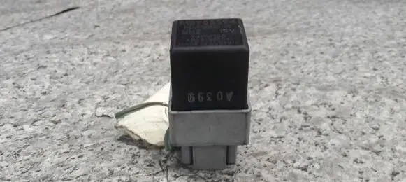 Volvo S40, V40 Fuel pump relay mb953394