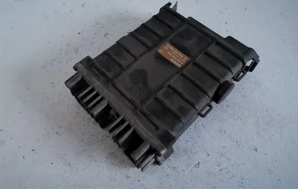 Volkswagen PASSAT B3 Engine control unit/module 893907404M 0261200234