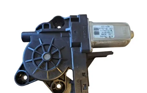 Volvo V70 Front door window regulator motor 970713101