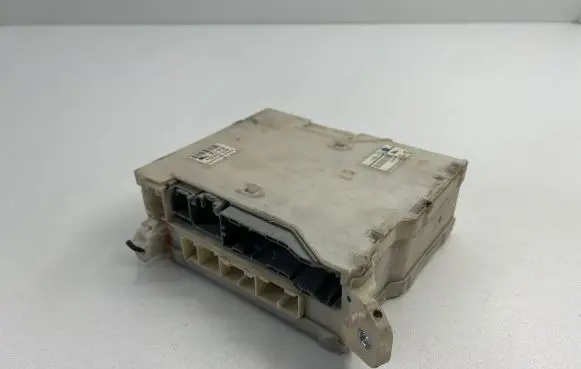 Lexus IS 220D-250-350 Fuse module 8273053050 6F0910047
