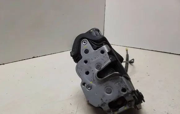 Opel Insignia A Front door lock 3023881LH3