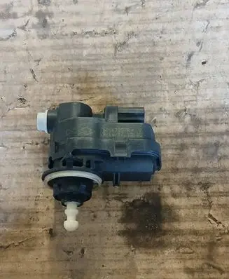 Headlight level adjustment motor