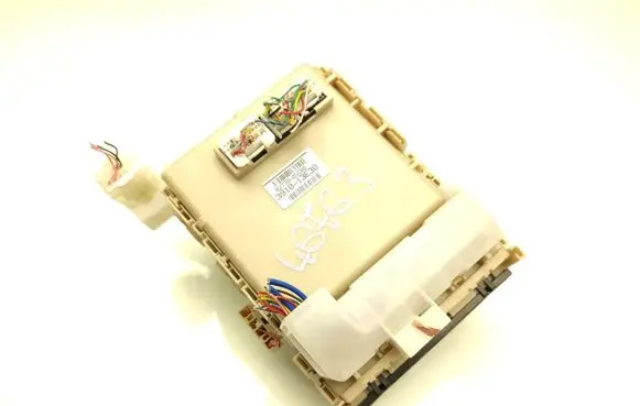 Toyota Avensis T270 Fuse module 82730-05C80 30116-3010 3910-13E30