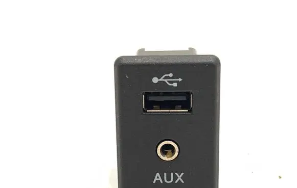 Nissan Qashqai USB socket connector 795405004