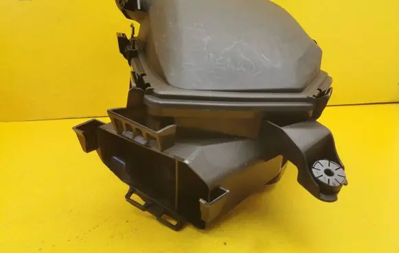 BMW 1 F70 Air filter box 8472019