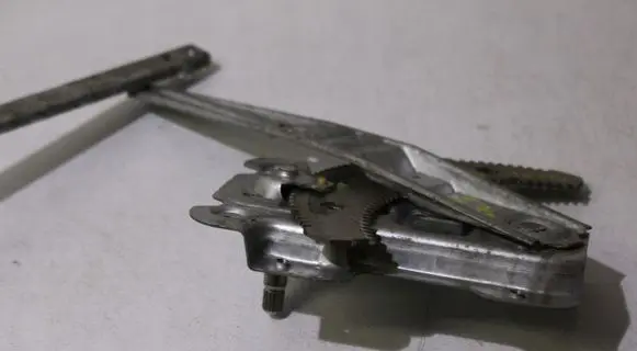 Nissan Micra Rear window lifting mechanism without motor