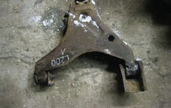 Mitsubishi L200 Front lower control arm/wishbone 4013A087