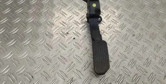 Toyota RAV 4 (XA40) Accelerator throttle pedal 781100W040