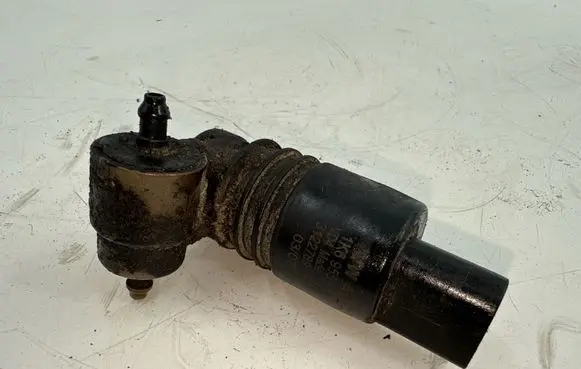 Volkswagen PASSAT B6 Windscreen/windshield washer pump 1K6955651