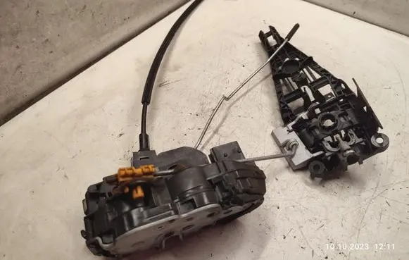Opel Insignia A Front door lock 13579518