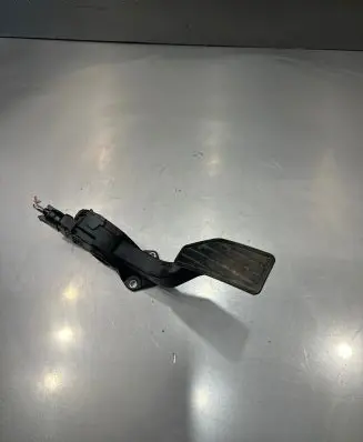 Accelerator throttle pedal