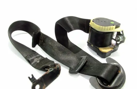 Volkswagen Touran I Rear seatbelt 33009759