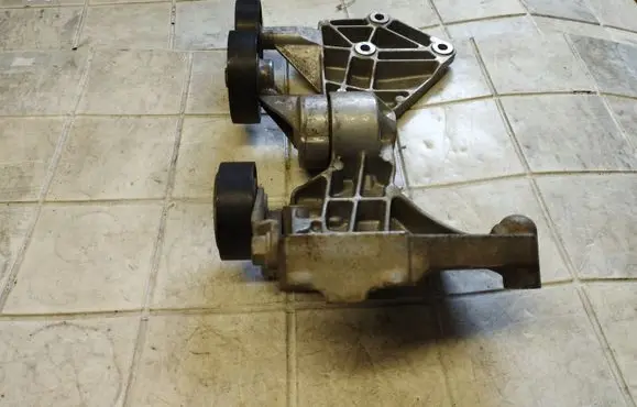 Mercedes-Benz Vaneo W414 Generator/alternator bracket 950180