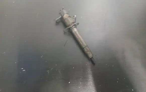Volvo V70 Fuel injector 8658351