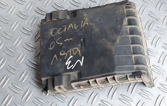 Skoda Octavia Mk2 (1Z) Fuse box cover 1K0937132F 017180061