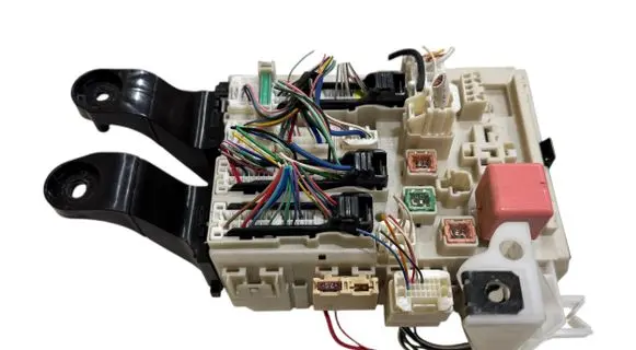 Toyota Avensis T270 Fuse module 8273005170C 154210E07
