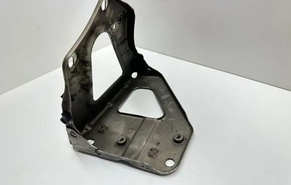Audi A6 S6 C6 4F Fender mounting bracket 4F0821136