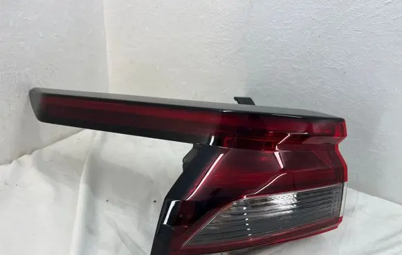 Nissan Qashqai J12 Rear/tail lights 2208D02F