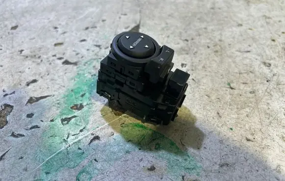 Wing mirror switch