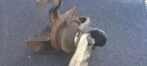 Hyundai Coupe Engine mount bracket