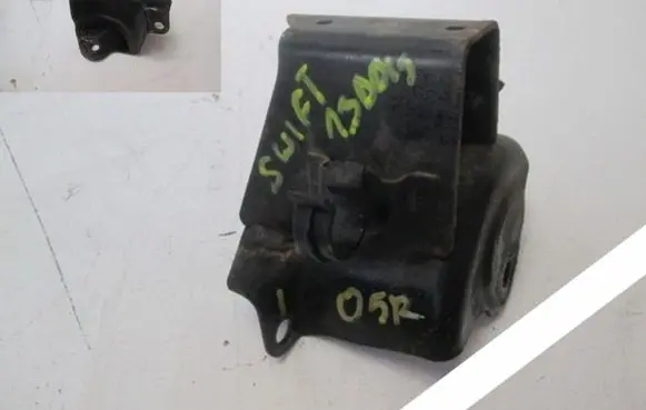 Suzuki Swift I Engine mounting bracket