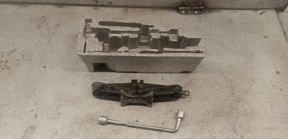 KIA Carens II Tool set 