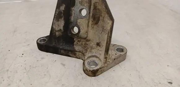 Nissan X-Trail T30 Engine mounting bracket
