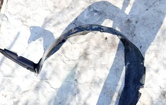 Front wheel arch liner splash guards